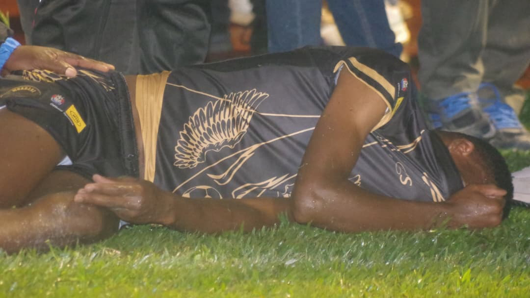 Ndumiso Dlamini, was tackled in the box while launching an attack, which resulted in a foul that was not flagged by the referee, sparking fury from the ‘Bull’ supporters. (Pic: Melusi Mkhabela